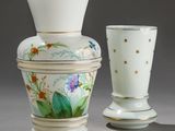 deux vases posés l'un à côté de l'autre sur une table