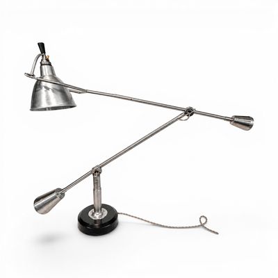 une image d'une lampe de bureau sur fond blanc