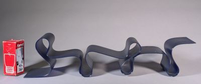 trois chaises en plastique placées les unes à côté des autres autour d'une table