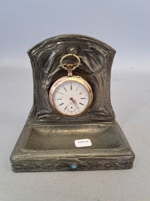une horloge en argent posée sur une table