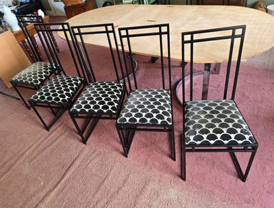 six chaises disposées autour d'une table dans un salon