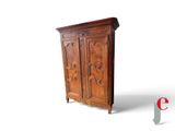 une armoire en bois ornée de sculptures sur le dessus