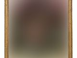 un vieux miroir à cadre doré sur fond blanc