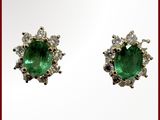 une image d'une paire de boucles d'oreilles en émeraude et diamant