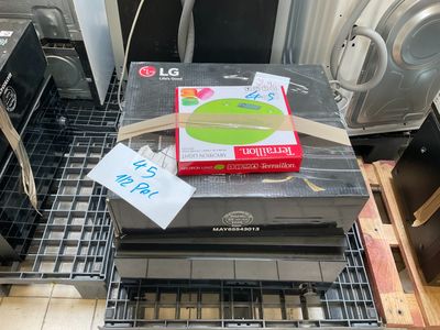 une pile de cartons posée sur un lave-vaisselle