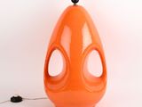une lampe orange percée d'un trou au milieu