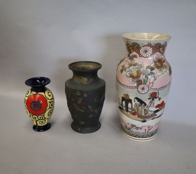 trois vases posés l'un à côté de l'autre sur une table
