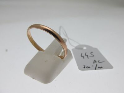 une bague en or avec une étiquette de prix dessus