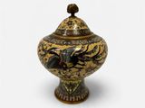 une image représentant un vase décoratif orné d'un dragon