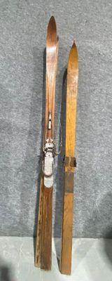 une paire de skis et une autre paire de skis exposées