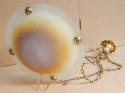 Une suspension en laiton et vasque en verre, style Art Nouve…