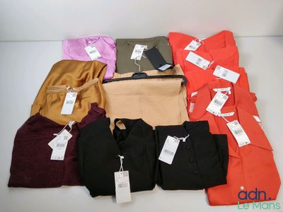 un ensemble de vêtements pour hommes posé sur une table blanche