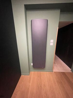 une photo d'une pièce vide avec une enceinte murale