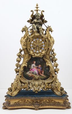 une horloge en or sur laquelle figure le portrait d'une femme