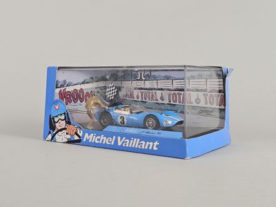 la boîte est ouverte pour laisser apparaître la maquette d'une voiture de course bleue