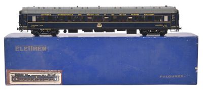 une boîte bleue sur laquelle est représenté un wagon noir