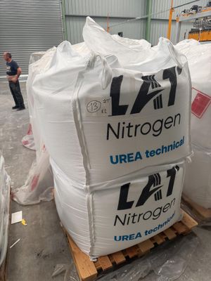 des sacs de riz posés sur des palettes dans un entrepôt