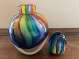 un vase en verre et une boule en verre posés sur une table