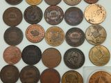 une image d'une collection de pièces de monnaie anciennes sur une surface blanche