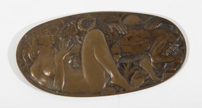 une plaque en bronze représentant une femme, posée sur un fond blanc