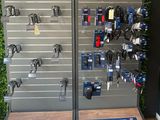 une exposition de divers outils accrochés au mur du magasin