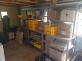 de nombreux cartons et boîtes sur les étagères du garage
