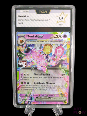 gros plan d'une carte pokemon dans un étui en plastique