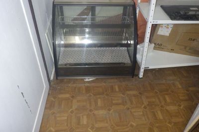 une vitrine en verre dans le coin d'une pièce