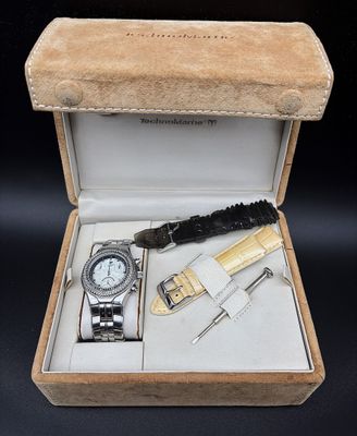une boîte contenant une montre, un couteau et d'autres objets