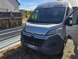 La camionnette est garée devant la maison, dans l'allée.