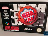 une image représentant une boîte posée sur une table, sur laquelle se trouve un ballon de basket