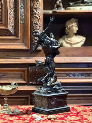 une statue représentant une femme tenant un panier posé sur une table