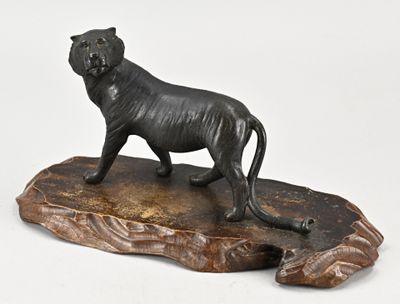 statue d'un tigre sur un rocher, sur fond blanc