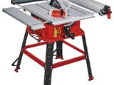 Gros plan sur une scie circulaire à table posée sur un support, sur fond blanc