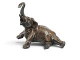 statue représentant un éléphant couché sur le dos, la trompe levée