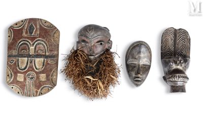 Plusieurs masques africains sont alignés sur un fond blanc