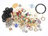 une pile de bijoux assortis sur une surface blanche