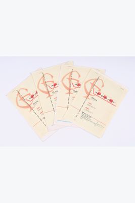 quatre feuilles de papier sur lesquelles est dessiné un cœur rouge