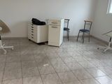 une pièce dans laquelle se trouvent un bureau, des chaises et un fauteuil