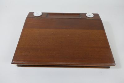 un dossier marron orné de boutons, posé sur une surface blanche