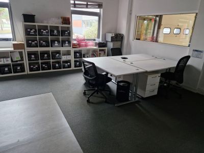 une pièce avec une table et des chaises