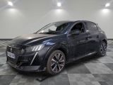 l'avant d'une voiture noire sur un sol à damier