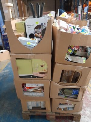 des cartons empilés les uns sur les autres sur une table