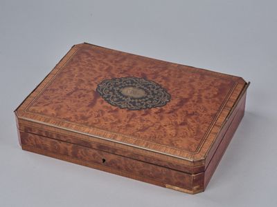 Boite à jeu en bois de placage centré d'un cartouche en marq…