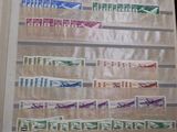 une personne tenant un bout de papier sur lequel figurent des timbres
