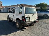 un camion blanc garé sur un parking à côté d'un immeuble