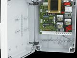 l'intérieur d'un boîtier blanc contenant un circuit imprimé