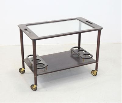 une table en métal et en verre équipée de deux roulettes