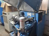 une machine qui se trouve à l'intérieur d'un bâtiment