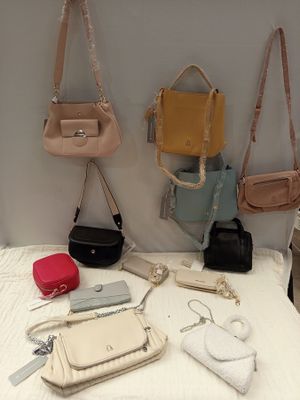 de nombreux sacs à main accrochés les uns à côté des autres au mur